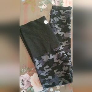Preggo Leggings size L/XL Camo capri